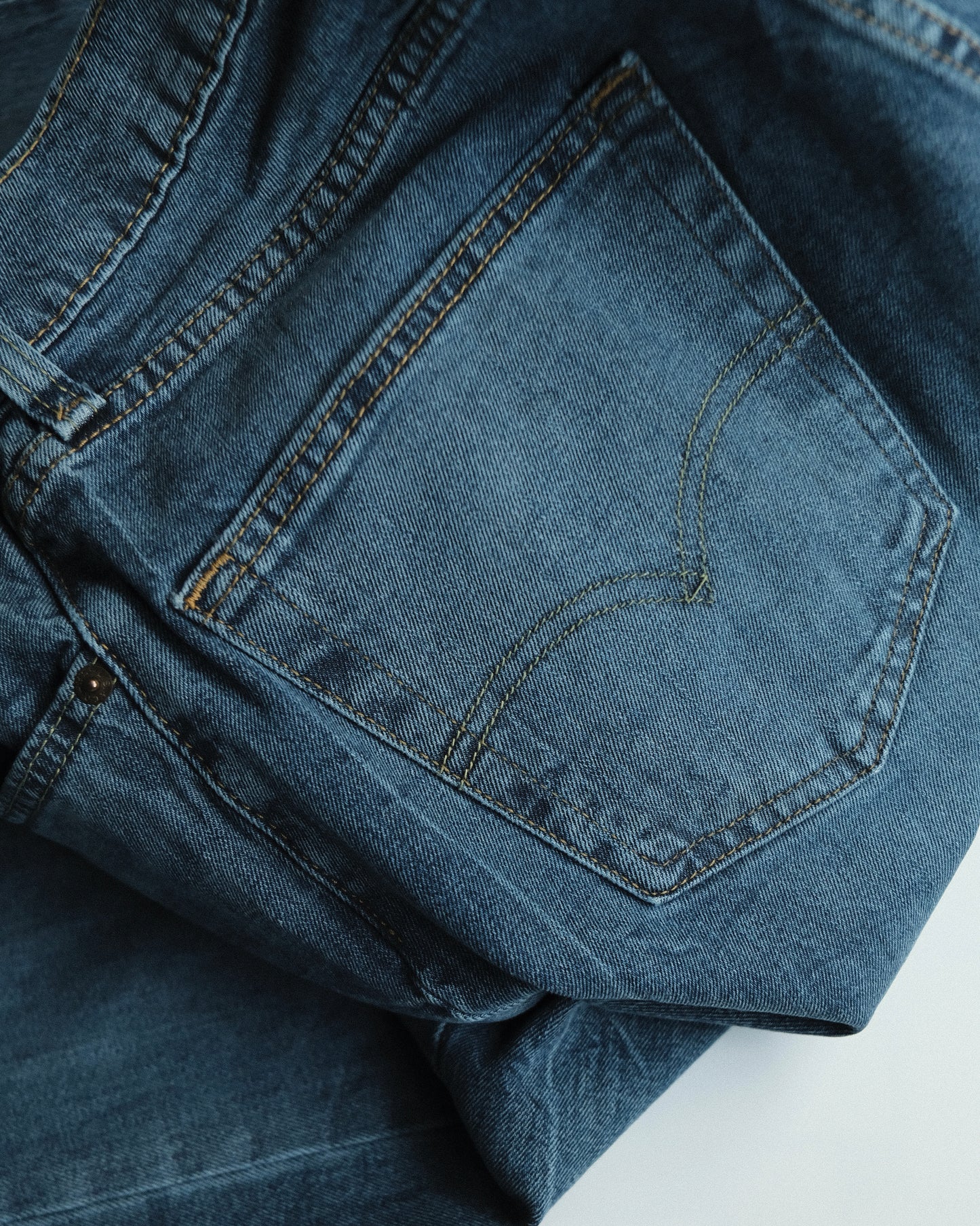 38. Levi's 527 Slim Fit Bootcut Denim Pants / W32 L32